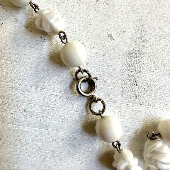 White beaded necklace - Picture 5 of 8